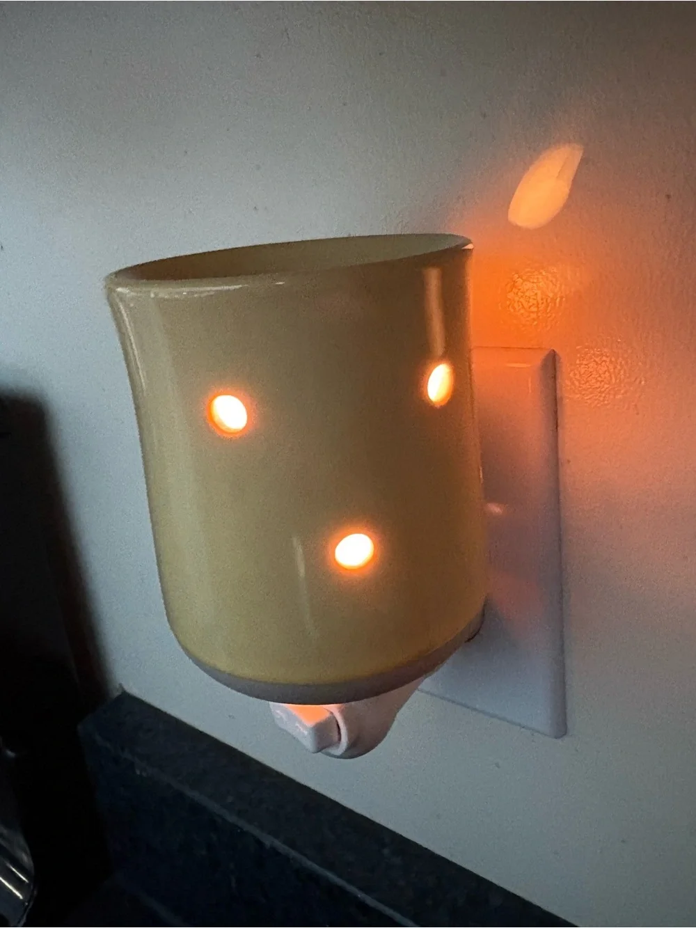 Scentsy Bee Happy Yellow Wax Warmer Wall Plug